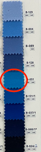 dzianina na bluzy, odcienie koloru niebieskiego