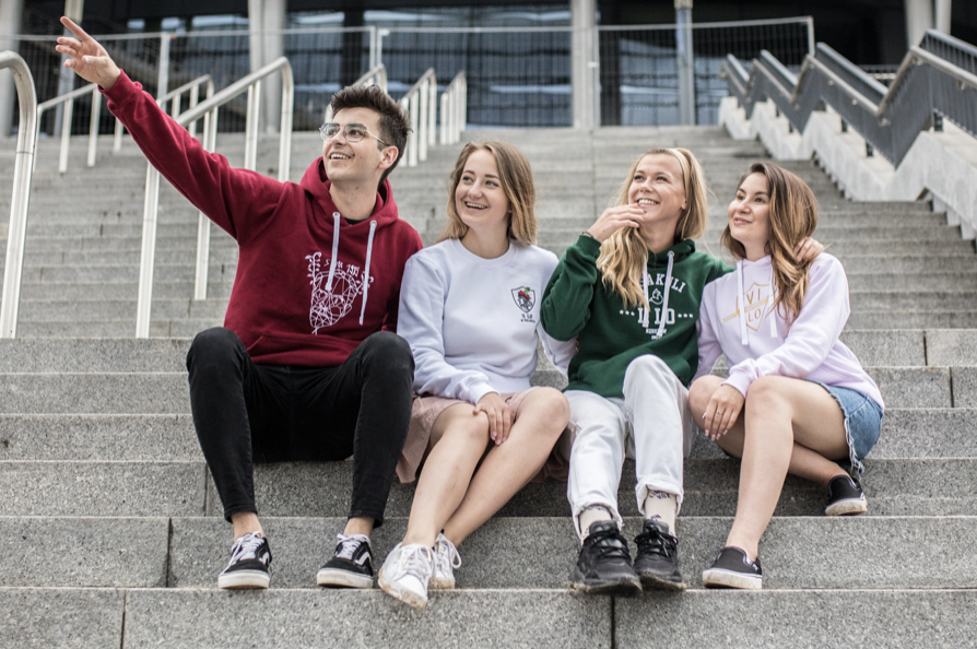 Bluzy dla szkół w różnych kolorach